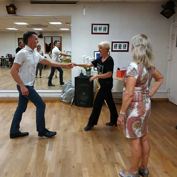 prof-femme-cours de danse a lille loos ecole de danse adulte